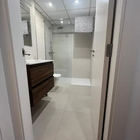 Moderno Centrico Con Piscina Y Parking